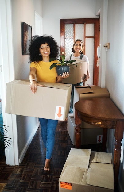 Foto proprietário animado ou casal com caixas lésbicas ou se mudando com conquistas imobiliárias ou felicidade pessoas queer mulheres ou meninas felizes com hipoteca de casamento ou apartamento novo com propriedade ou amor