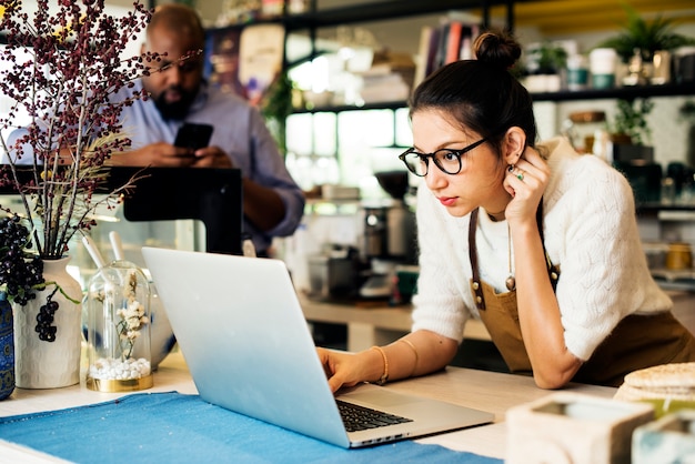 Proprietário da empresa está usando o laptop