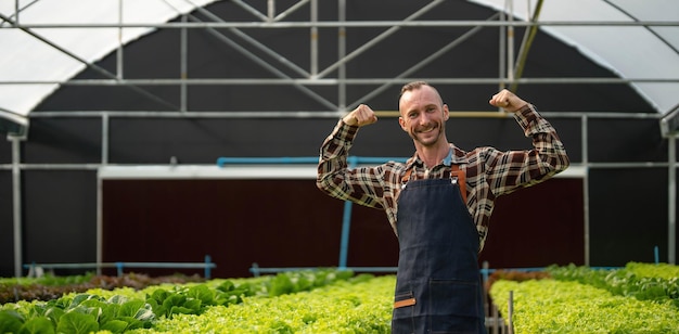 Proprietário da horta hidropônica está verificando a qualidade dos vegetais e verificando ou registrando o crescimento dos vegetais no jardim Legumes na estufa