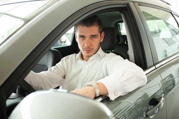 Proprietário de carro feliz em seu carro novo