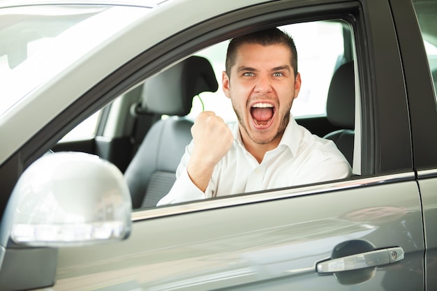 Proprietário de carro feliz em seu carro novo