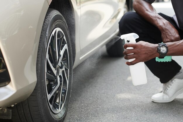 Proprietário de carro usando spray anti-poeira