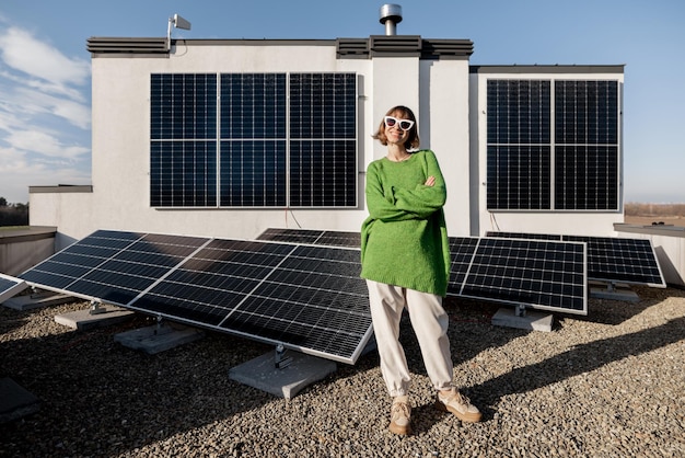 Foto proprietário de casa feliz com uma usina solar