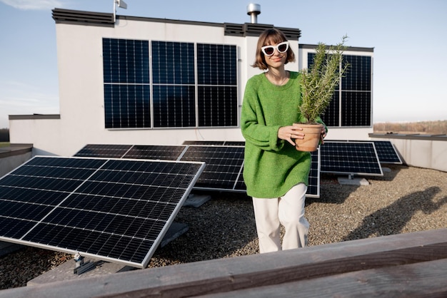 Proprietário de casa feliz com uma usina solar