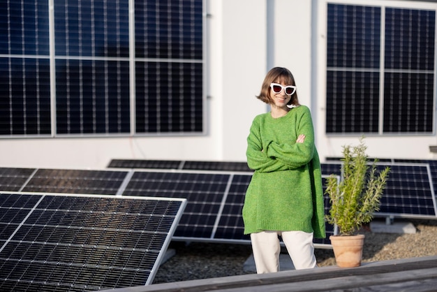 Proprietário de casa feliz com uma usina solar