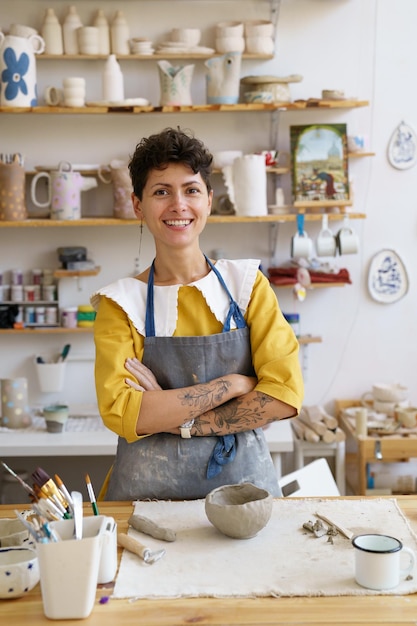 Proprietário de estúdio de cerâmica e cerâmica jovem na oficina Mestre de louças de artesanato feminino no local de trabalho