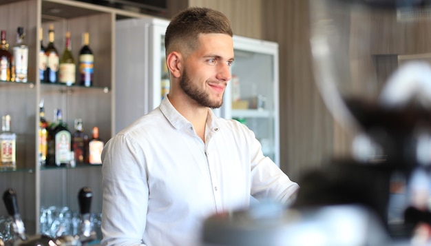 Proprietário de pequena empresa trabalhando em seu café