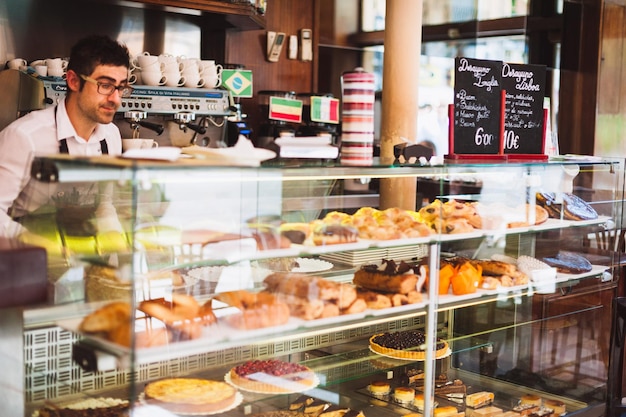 Proprietário masculino a trabalhar num café
