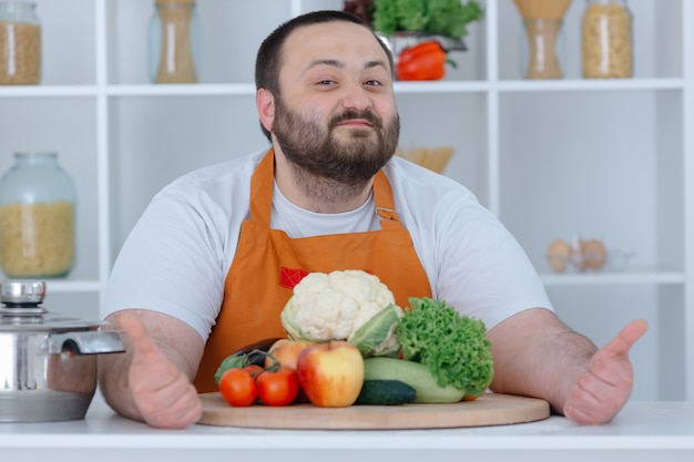 Proprietário posando na cozinha