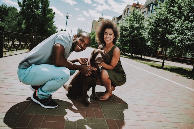 Foto proprietários alegres e animal de estimação adorável bonito