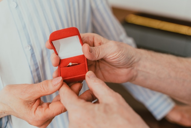 Propuesta de boda de pareja senior, - Anciano pidiendo a su mujer que se case con él, regalo de anillo de compromiso