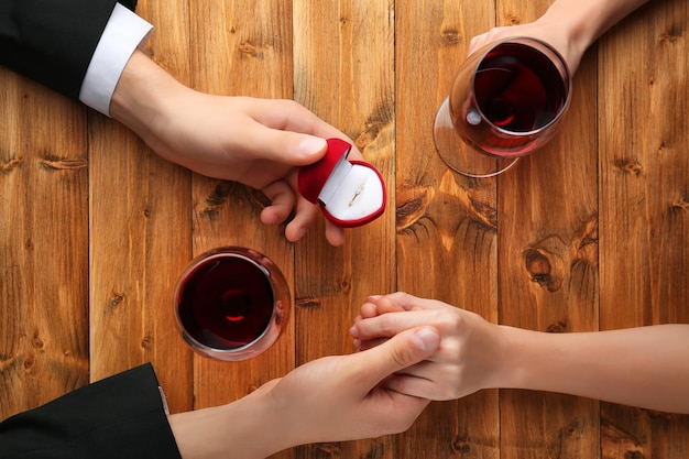 Propuesta de boda en restaurante