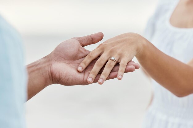 Propuesta de compromiso pareja mano y anillo de matrimonio de vacaciones en la playa viajes boda y amor celebración en vacaciones en el mar en Bali Hombre y mujer con joyas para compromiso en el océano en verano