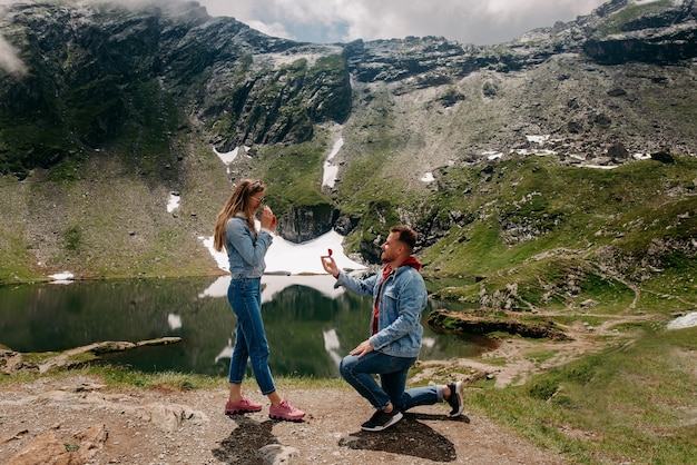 propuesta de matrimonio en las montañas