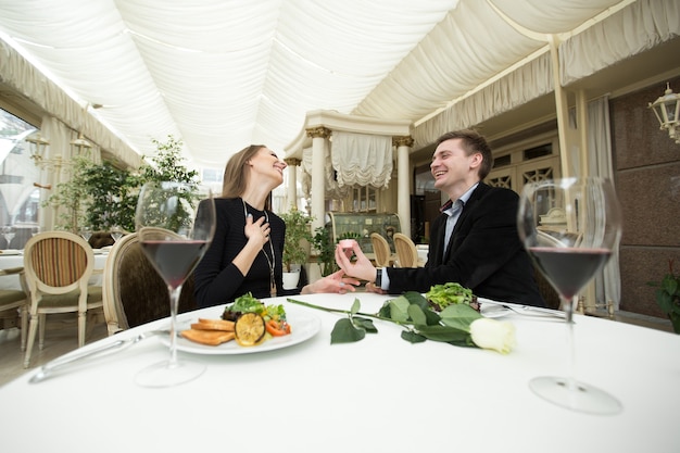 Propuesta de matrimonio en un restaurante.