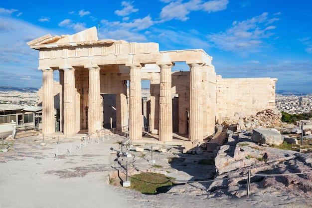 El Propylaea, propylea o propylaia que sirve de entrada a la Acrópolis de Atenas. La Acrópolis es una antigua ciudadela ubicada en la ciudad de Atenas.