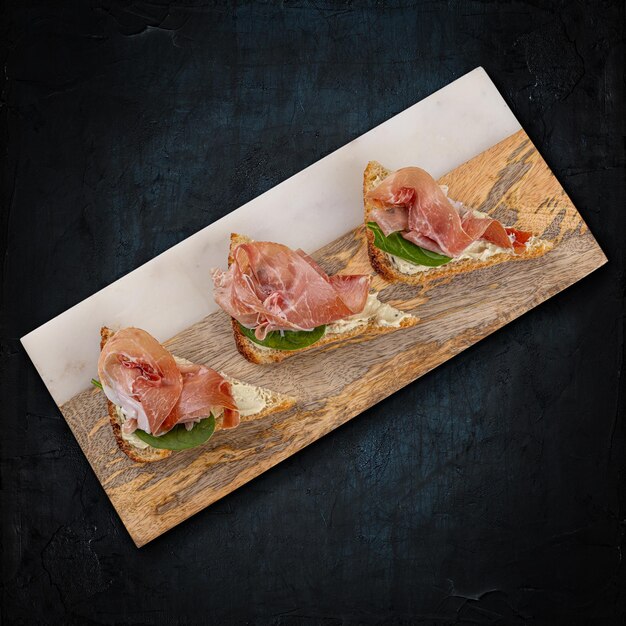 Foto prosciutto bruschetta com ingredientes frescos