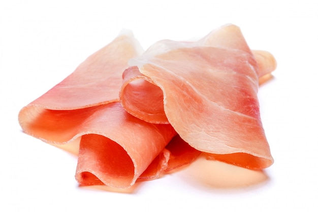 Prosciutto crudo italiano o jamón español. Jamón crudo en el espacio en blanco.