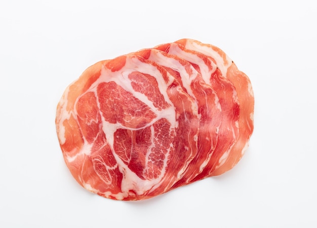 Prosciutto crudo italiano o jamón. Jamón crudo. Aislado sobre fondo blanco.