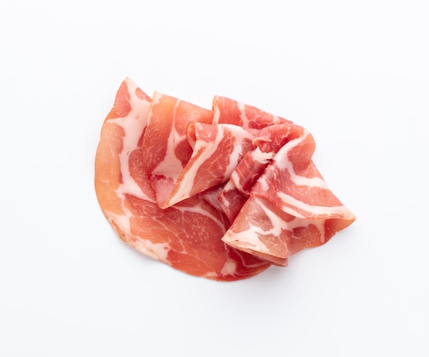 Prosciutto crudo italiano ou jamon. Presunto cru. Isolado em um fundo branco.