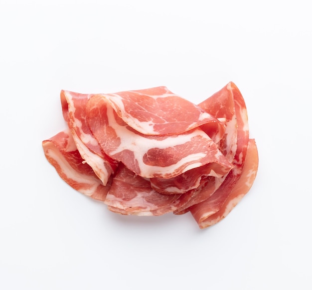 Prosciutto crudo ou jamon italiano. Presunto cru. Isolado no fundo branco.