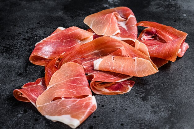 Prosciutto crudo sobre uma mesa