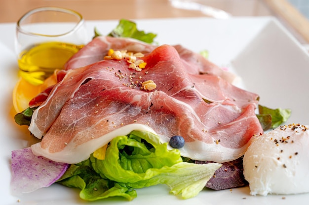 prosciutto y ensalada