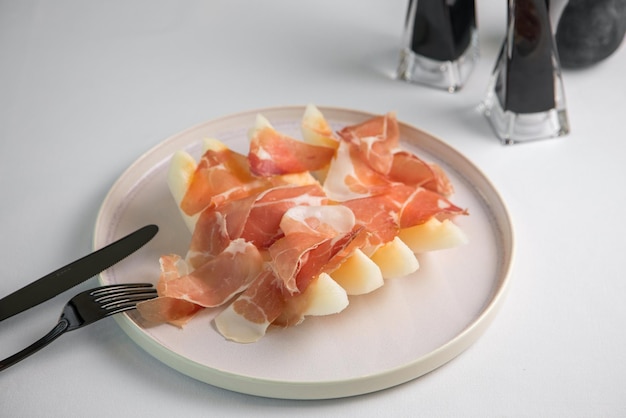 Prosciutto Food und weiße Platte Antipasti-Set-Platte isoliert auf weißem Hintergrund