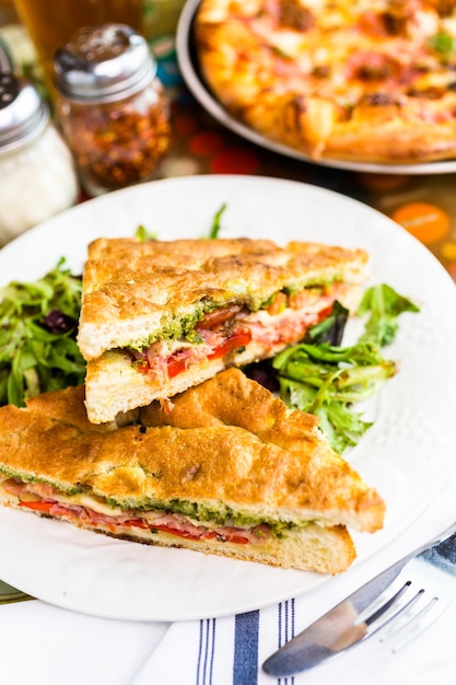 Prosciutto fresco y provolone con sándwich de pesto en un restaurante italiano.