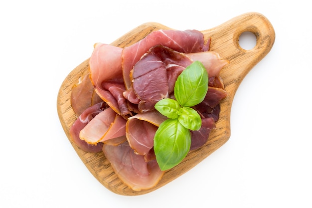 Prosciutto italiano crudo o jamón. Jamón crudo aislado en blanco