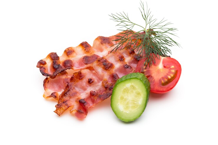 Foto prosciutto en rodajas o jamón de parma aislado sobre superficie blanca. desde la vista superior