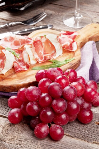 Prosciutto de uva y mozzarella con vino tinto