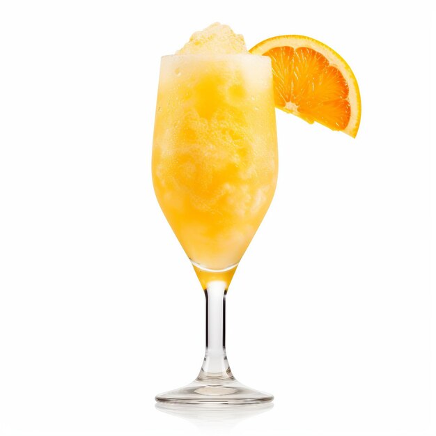 Prosecco de laranja refrigerado sobre fundo branco