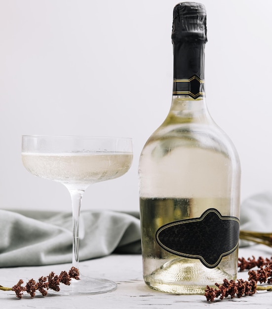Prosecco-Flasche mit Weinglas