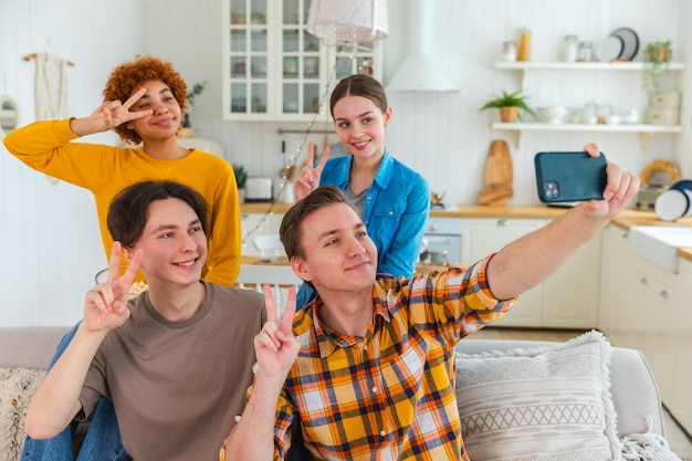 Prost, funky Stimmung, glückliche Gruppe von Freunden macht Selfie-Mann, der Freunde auf Partygruppe fotografiert