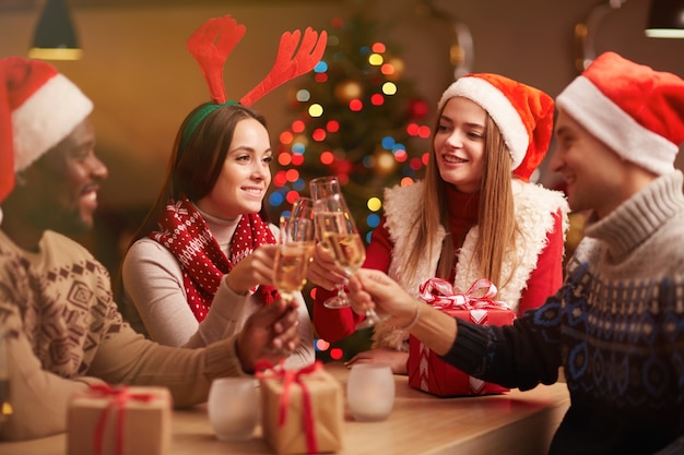 prost gruppe gut aussehende Weihnachtsmädchen