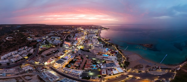 Protaras Stadt in Zypern am Sonnenuntergang