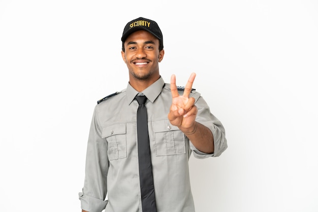 Proteção afro-americana sobre fundo branco isolado sorrindo e mostrando sinal de vitória