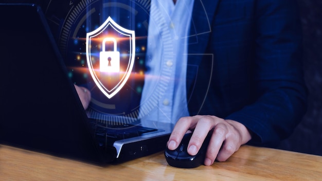 Proteção de rede de computador segura e segura seu empresário de conceito de dados segurando o ícone de proteção de escudo Escudo de segurança Bloqueio de segurança Empresário Proteger conceito