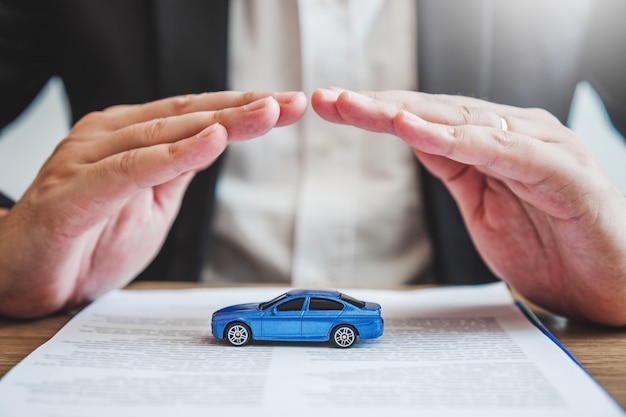 Foto proteção do agente de vendas seguro automóvel e danos por colisão