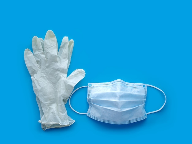 Protección antivirus en caso de pandemia. Guantes de goma y mascarilla médica