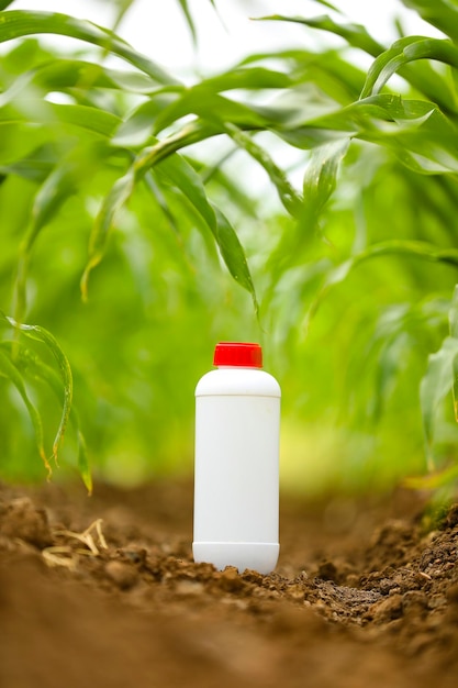 Protección de cultivos contra plagas y enfermedades. botella de pesticida en el campo de la agricultura.