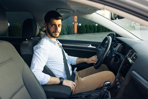 Protección de personas en vehículos abroche su cuerpo con un cinturón de seguridad en el automóvil