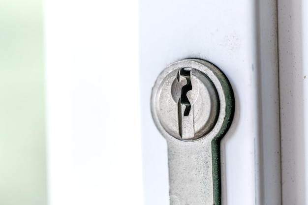 Protección de la propiedad de seguridad en el hogar Keyhole closeup Cerradura de puerta en una puerta blanca