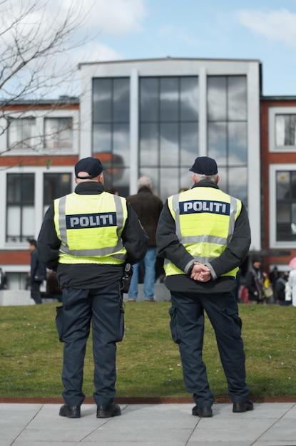 Protección y seguridad de la aplicación de la ley con un oficial de policía en la ciudad para la seguridad y la autoridad de la paz Servicios de emergencia justicia y guardia con una persona en la calle para la orden de ejecución y el arresto