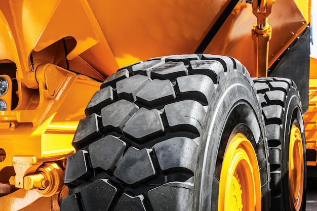 El protector de una gran rueda de goma Neumático de goma de la excavadora del tractor volquete