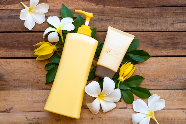 protector solar spf50 para la piel de la cara con loción corporal cuidado de la salud para la piel del cuerpo con frangipani de flores en la temporada de verano