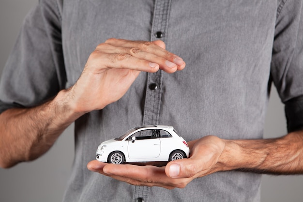 Protege el coche pequeño en las manos.