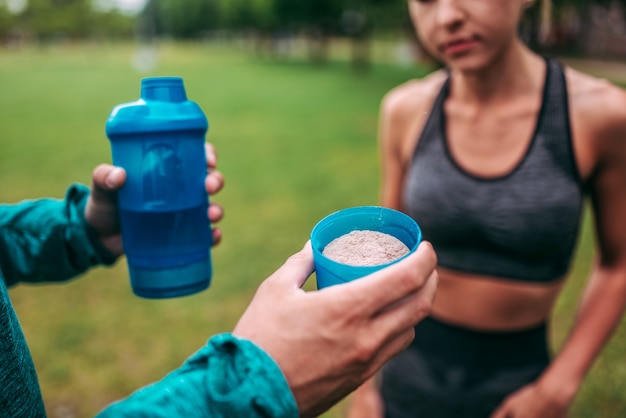 Protein-Shake im Freien zubereiten. Nahansicht.