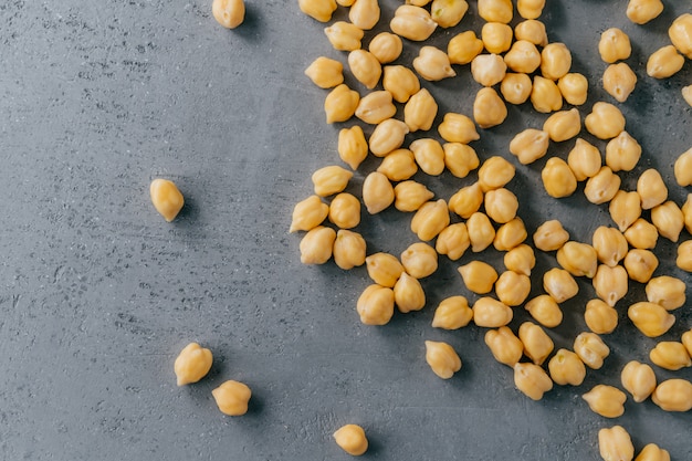 Proteína a base de plantas. Garbanzos frescos crudos sobre fondo gris.